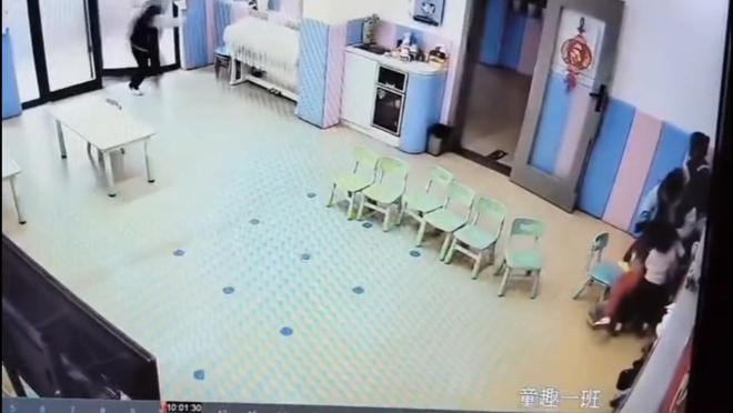 续来了！网友表示：这嘉奖是不是低了开元棋牌地震中高中生背起同学逃生后(图2)