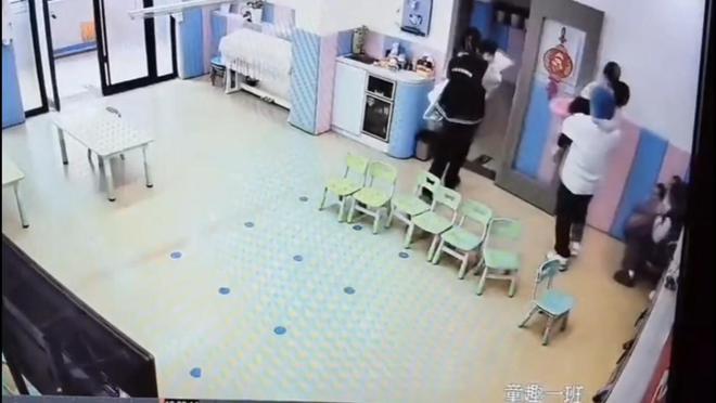 续来了！网友表示：这嘉奖是不是低了开元棋牌地震中高中生背起同学逃生后(图4)