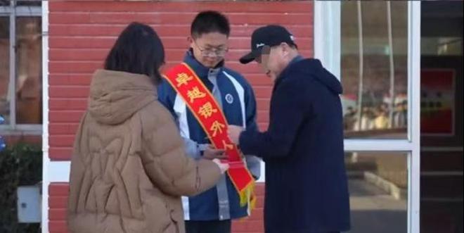 续来了！网友表示：这嘉奖是不是低了开元棋牌地震中高中生背起同学逃生后(图10)